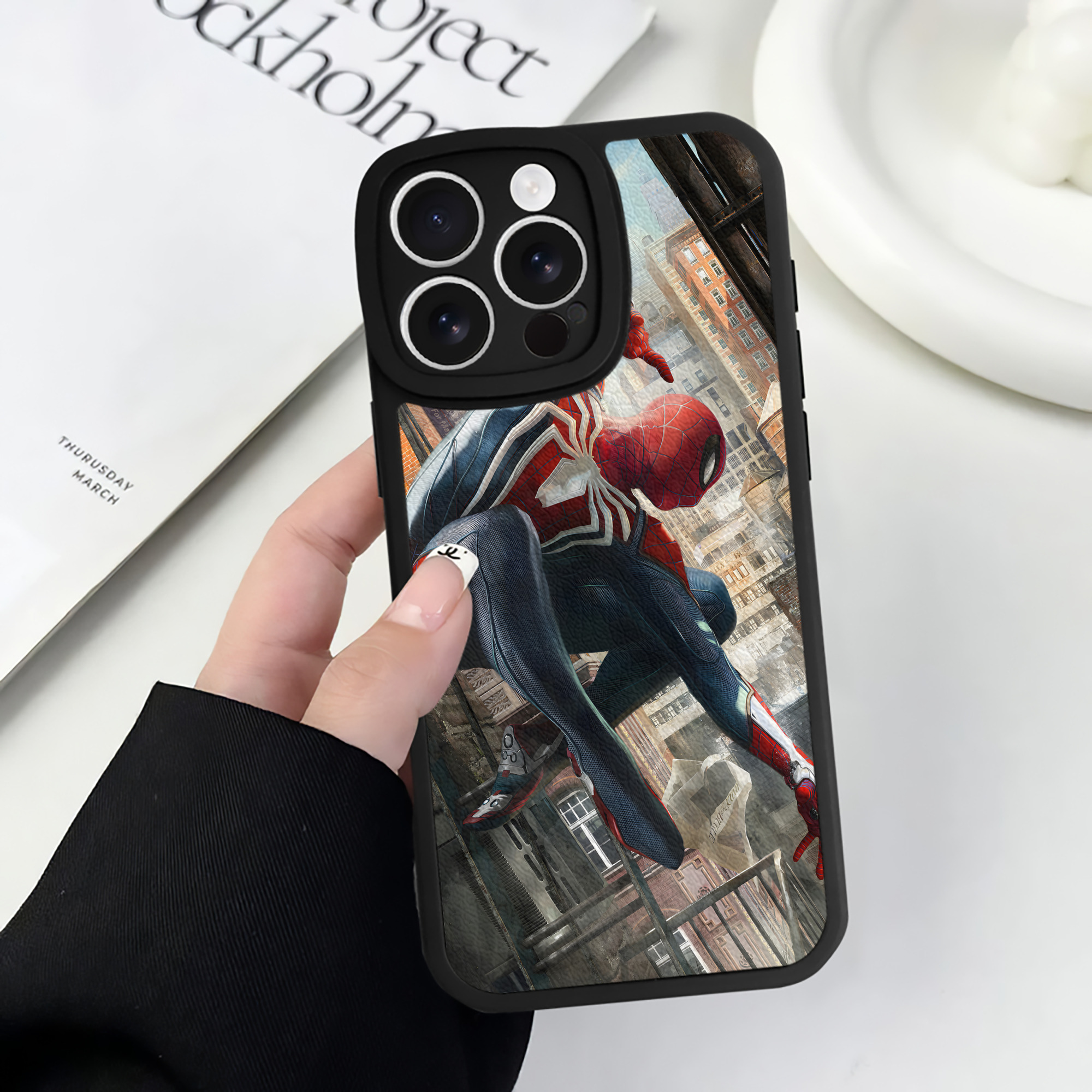 （画像用） アベンジャーズ The Avengers 【iPhone 16シリーズ対応】シリコンスマホケース（レザー調） 材質：シリコン